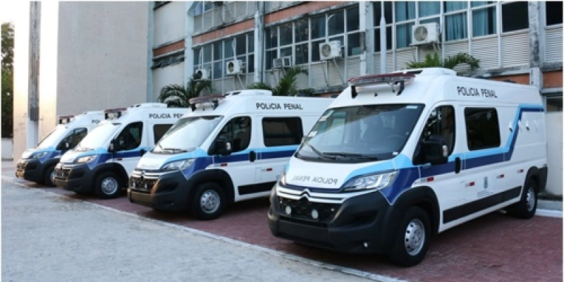 João Azevêdo entrega cinco furgões e um ônibus para a Secretaria da Administração Penitenciária