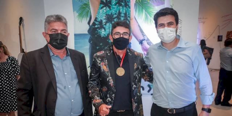 ALPB entrega Medalha Gabriel Diniz ao pai e ex-integrantes do staff do cantor