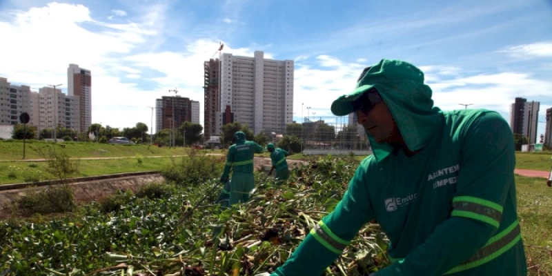 Agentes de limpeza urbana retiram excesso de vegetação e resíduos diversos do canal do Bessa, em João Pessoa