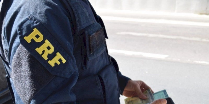 PRF agi rápido e salva criança que estava engasgada, no sertão do estado 