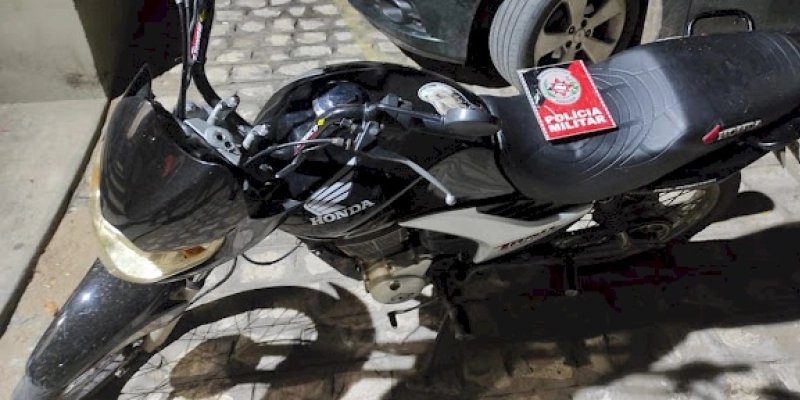 Motocicleta com restrição de roubo/furto é recuperada pela polícia, próximo a estádio Perpetão em Cajazeiras 