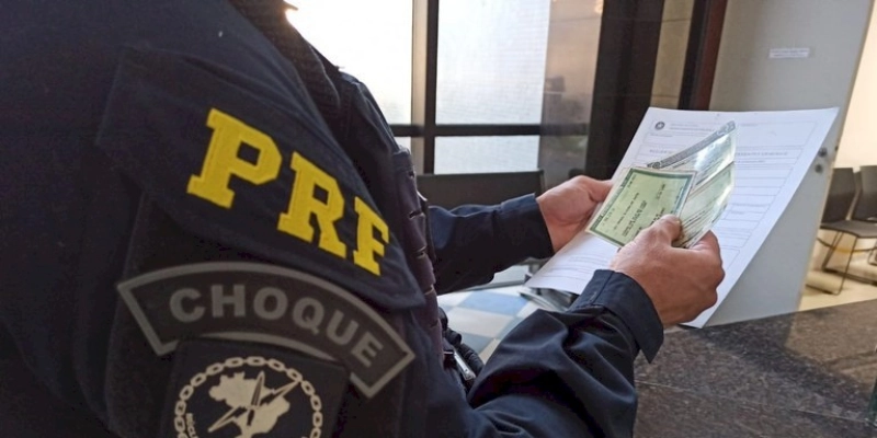 PRF flagra carreteiro utilizando documento falso na Paraíba 