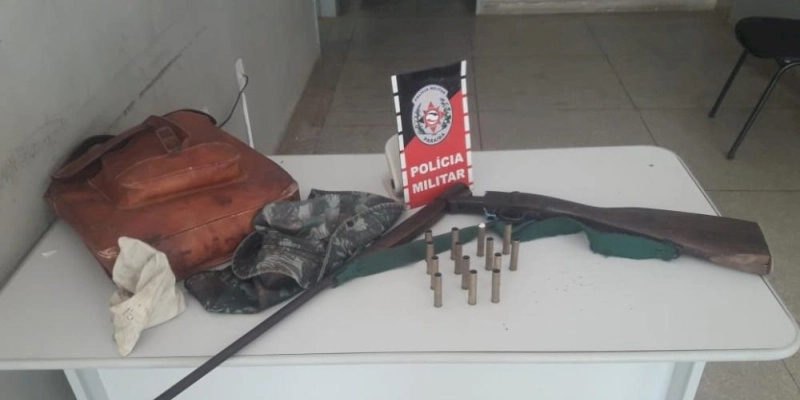 Espingarda e munições são apreendidas pela polícia militar durante rondas 