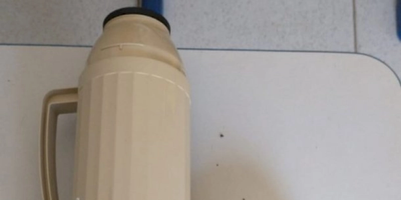 Mulher é flagrada tentando entrar em cadeia com drogas, que seria para o filho, escondidas em garrafa térmica 