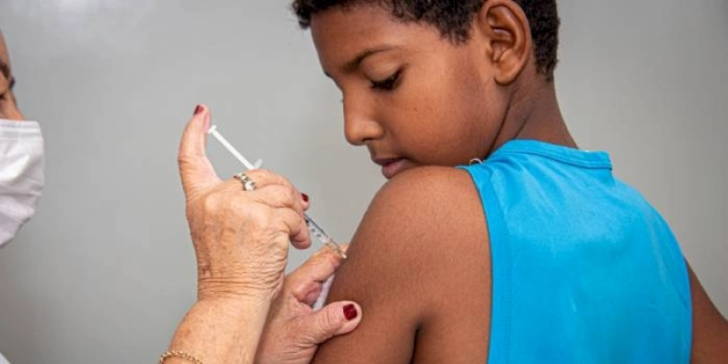 Vacinação protege crianças de sequelas da covid-19