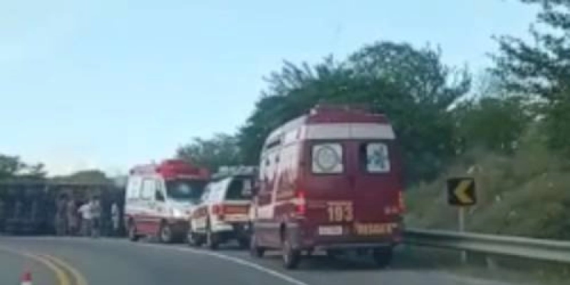 Caminhão tomba e deixa motorista gravemente ferido na Serra de Santa Luzia