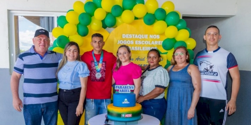 Atleta é recepcionado pela Secretária de Educação, e o Prefeito de São José da Lagoa Tapada após ganhar medalha em atletismo  