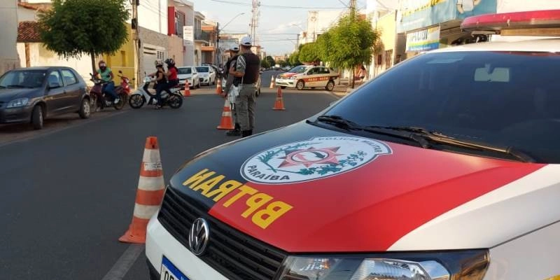 Operação autua 52 pessoas por dirigir com sintomas de embriaguez durante o fim de semana