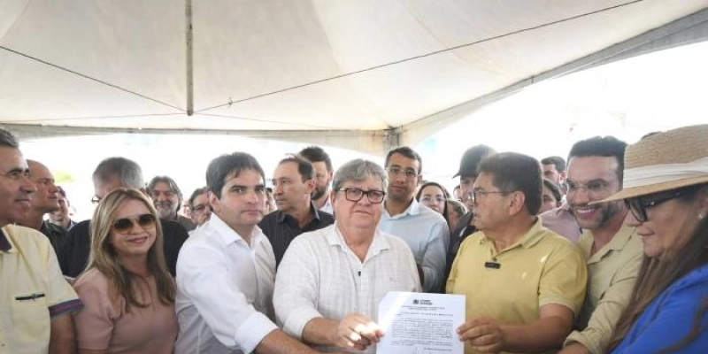 João Azevêdo autoriza obras rodoviárias e inspeciona construções de escola, anfiteatro, creche e hospital em Pocinhos