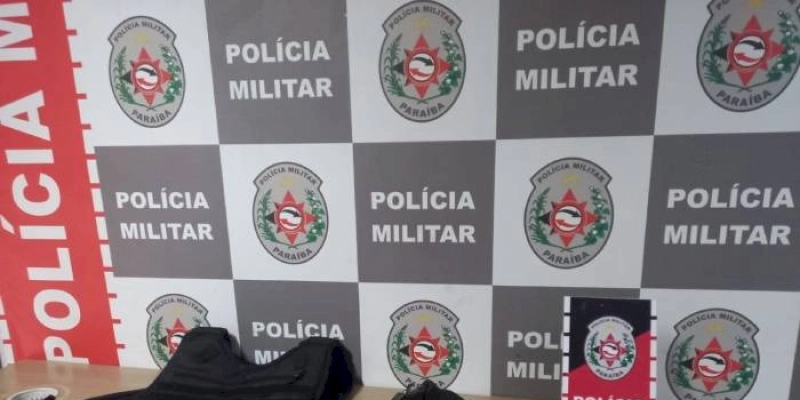 Polícia aborda dupla de moto e apreende arma, munições e colete balístico