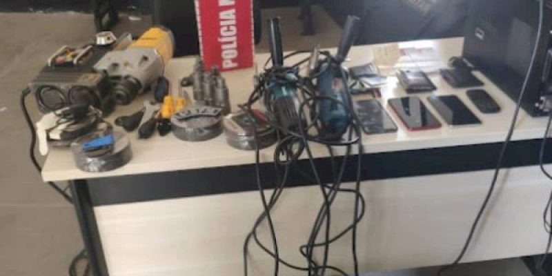 Polícia Militar prende três indivíduos que tentavam arrombar caixa eletrônico de Banco, em São José de Piranhas