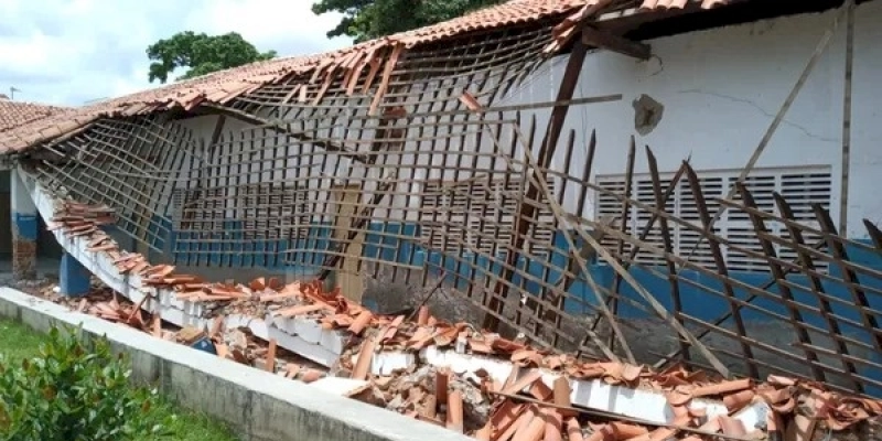 Parte de estrutura de escola desaba em Cajazeiras