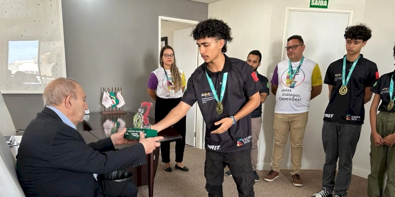 Presidente da FIEPB recebe alunos da Escola SESI premiados em Festival Nacional de Robótica