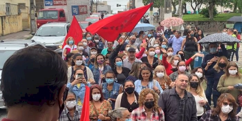 GREVE GERAL: Debaixo de chuva, servidores realizam novo ato público por melhores condições de trabalho e reajuste da Data-Base