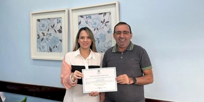 Radamés Estrela entrega a Diretora do Hospital Regional de Sousa certificado referente a Moção de Parabéns aos servidores da unidade hospitalar; entenda 