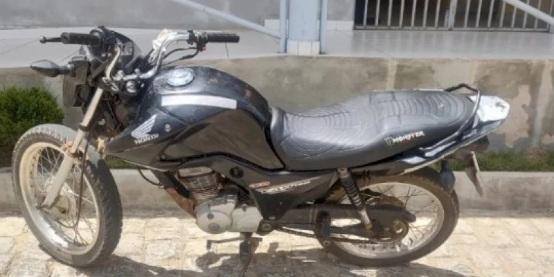 Motocicleta com restrição roubo/furto é apreendida pela polícia militar, após denúncia 