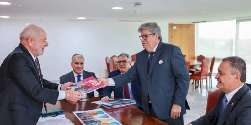 João Azevêdo discute parcerias e entrega exemplar de revista com realizações de seu primeiro mandato a Lula