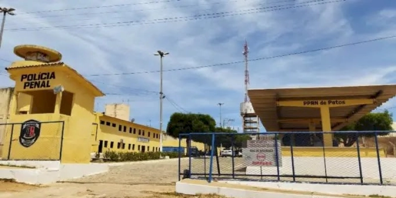 Jovem vai buscar amigo que saiu da cadeia e é alvejado a bala por desconhecidos, no sertão; ambos saíram baleados 