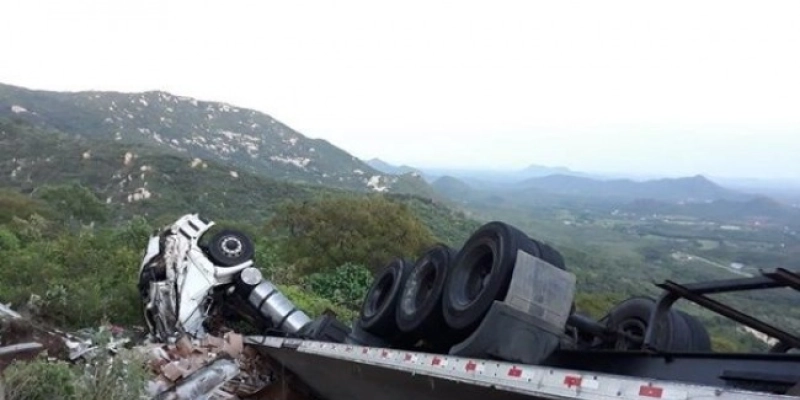 Jovem fica ferido após carreta tombar na Serra de Teixeira