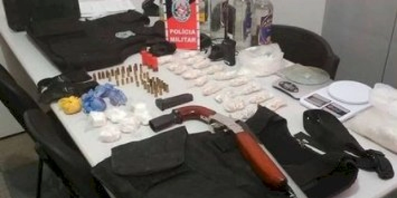 Polícia apreende arma de fogo, coletes balísticos e entorpecentes; veja 