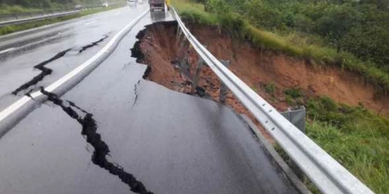 Cratera é formada após parte de asfalto cair na BR-230, devido as fortes chuvas 