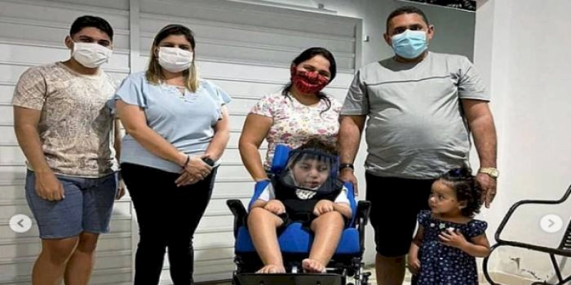 João Neto e Narjara realizam visita especial à família de Jaqueliny Juvêncio e entregam cadeira padronizada à criança com microcefalia
