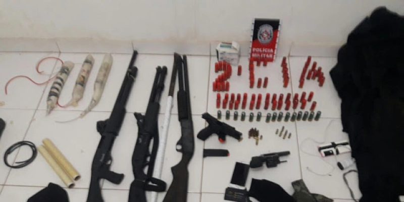 Armas, explosivos, munições e veículos são apreendidos nesta sexta em Uiraúna; PM evita possível explosão de banco