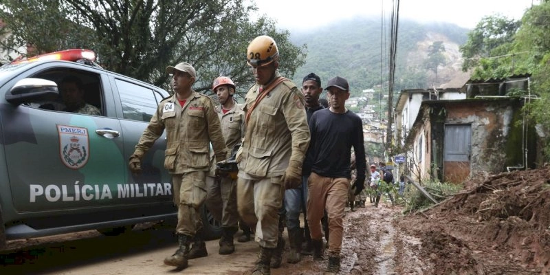 Aumenta para 66 número de mortos por causa da chuva em Petrópolis