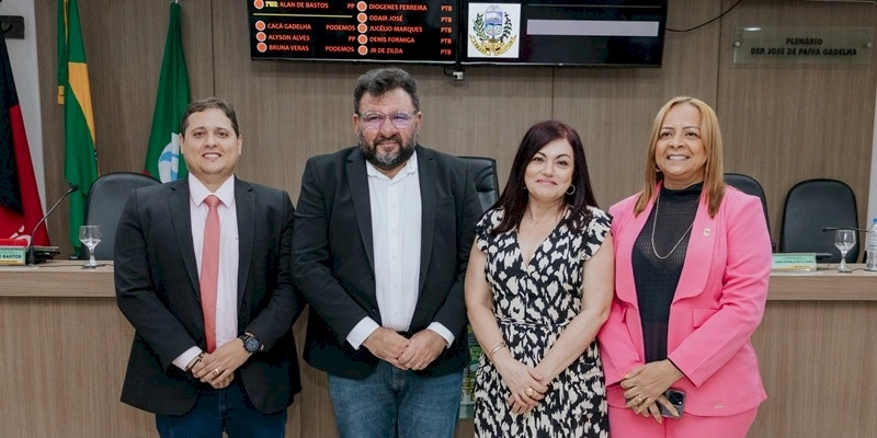 Câmara de Vereadores entrega Medalha Antônio Mariz à Claudio Furtado, e Título de Cidadã à Cris Furtado durante sessão solene; Homenageados se emocionam; Assista