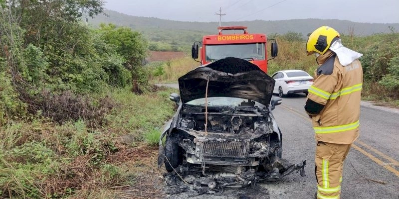 Automóvel entra em chamas e fica completamente destruído em rodovia estadual, no Sertão 