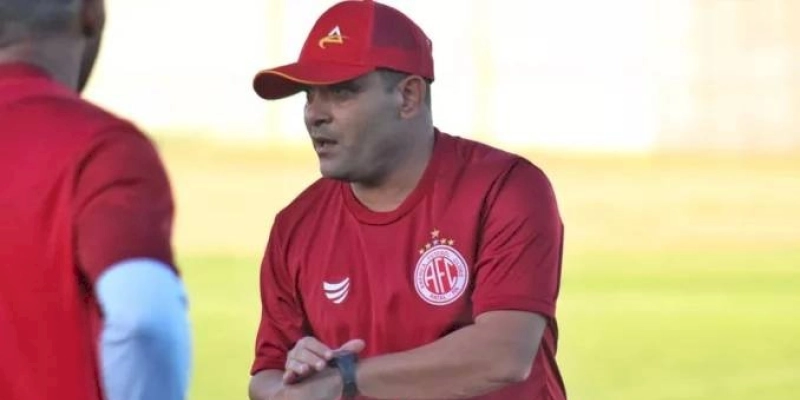 Sousa escolhe Renatinho Potiguar como novo treinador, após recuo de Givanildo Sales