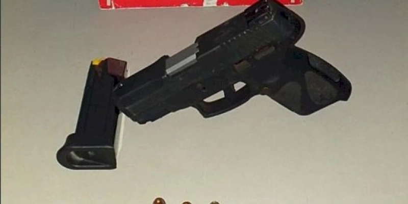 Polícia prende homem por porte ilegal de arma de fogo e disparo em via pública