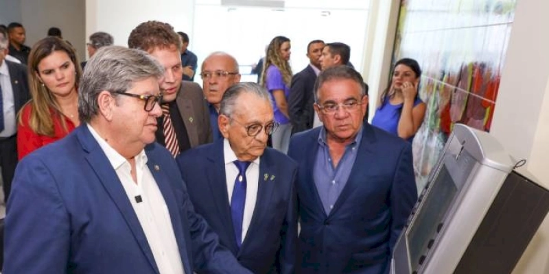 João Azevêdo recebe homenagem do Hospital Napoleão Laureano e destaca investimentos na saúde