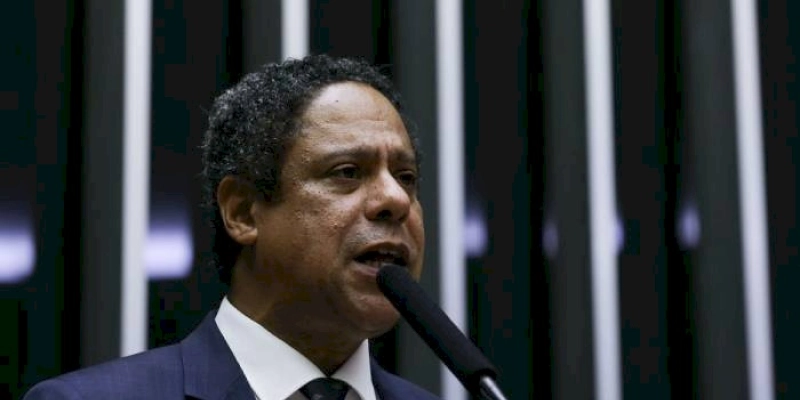 Relator protocola parecer do PL das Fake News 
