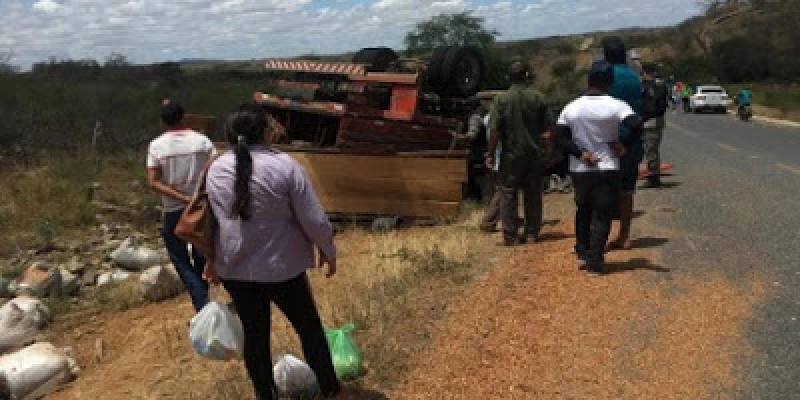 Homem morre e outras pessoas ficam feridas, após caminhão capotar em Rodovia da Paraíba