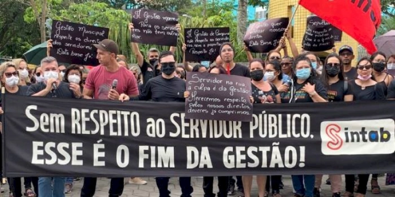 Há mais de um mês em greve e sem respostas, servidores fazem sepultamento simbólico da gestão municipal de CG