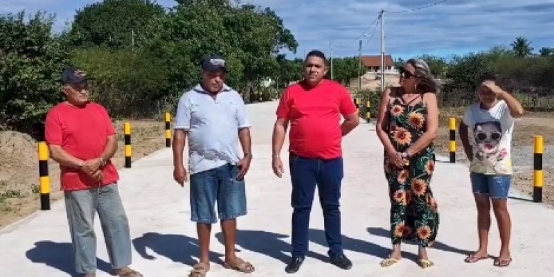 Prefeito João Neto visita obra concluída do lajão no Assentamento Veneza 
