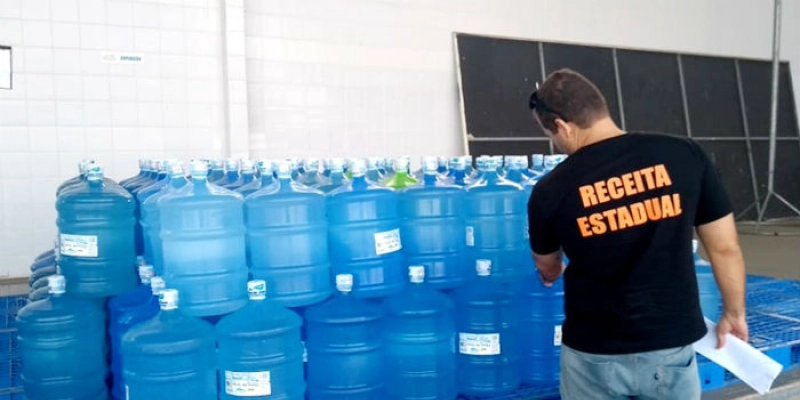 Operação Poseidon fecha 15 fábricas de água adicionada de sais e prende oito pessoas em dois dias