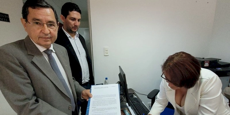 Anísio Maia protocola pedido de cassação de Cabo Gilberto na ALPB