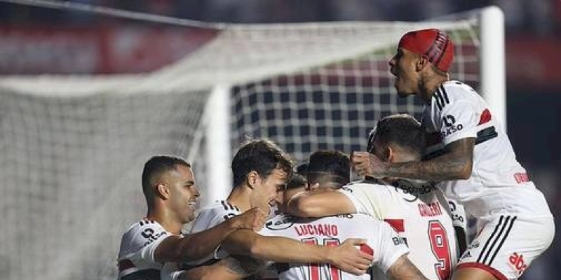 São Paulo derrota Santos em clássico com gol de pênalti no fim