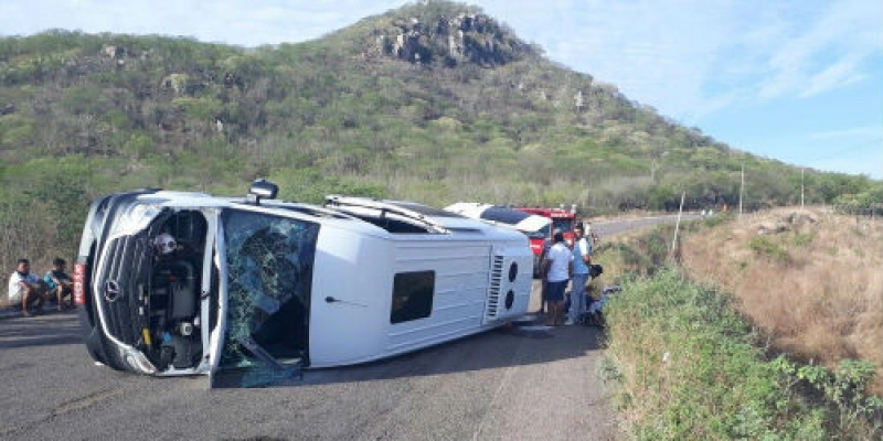 Van com placa do Sertão da Paraíba tomba e deixa 17 pessoas feridas