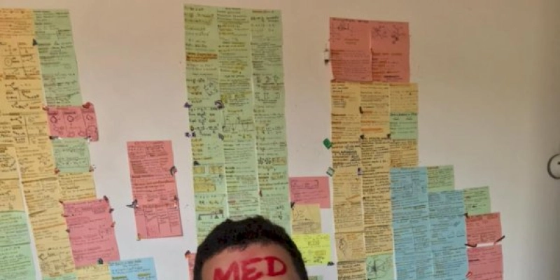 Jovem aparecidense estudando em casa consegue aprovação para o curso de medicina, na UFCG 