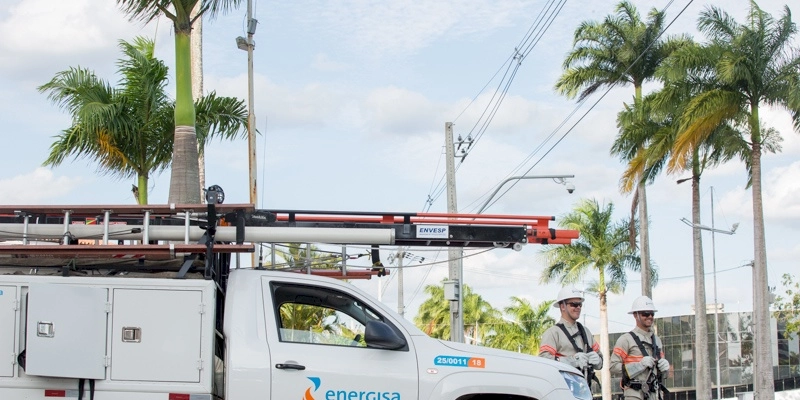 Com troca de lâmpadas e cinema gratuito, projeto Nossa Energia atende comunidade de Fagundes