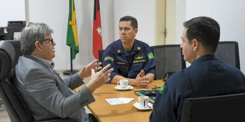 João Azevêdo recebe visita de cortesia de representantes da Capitania dos Portos e destaca harmonia nas relações institucionais