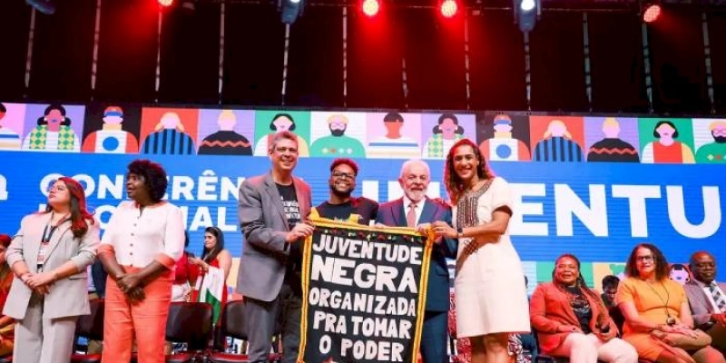 Lula pede jovens politizados e diálogo com quem pensa diferente