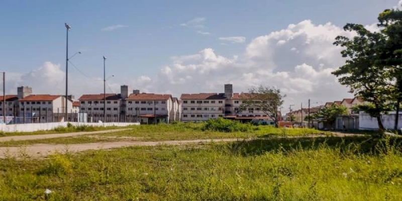 Cícero Lucena autoriza obras de praça com equipamentos esportivos em Gramame