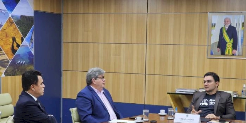 Azevêdo discute andamento das obras do Polo Turístico Cabo Branco e do Centro de Convenções de CG com ministro do Turismo