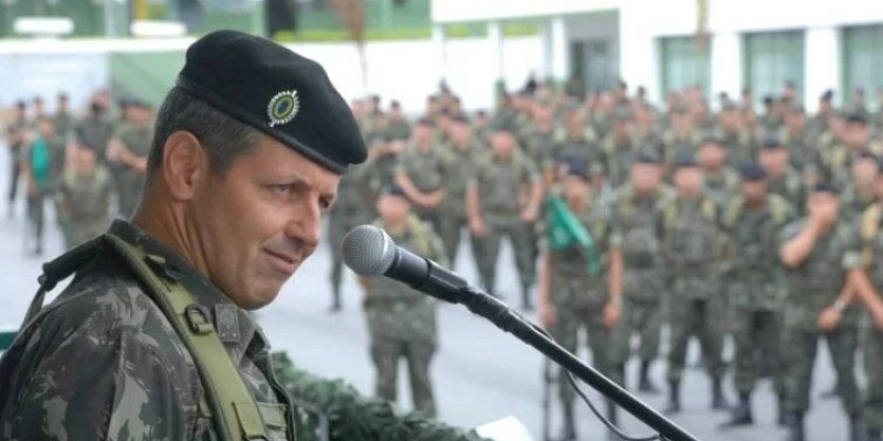 URGENTE: Reunião às pressas é convocado pelo alto comando do Exército; Dossiês circulam contra o novo comandante