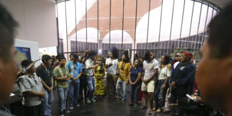Indígenas fazem ato em defesa de direitos previstos na Constituição