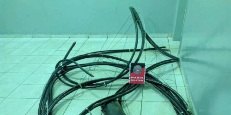 Suspeitos de furtar cabos da rede de internet são presos em flagrante